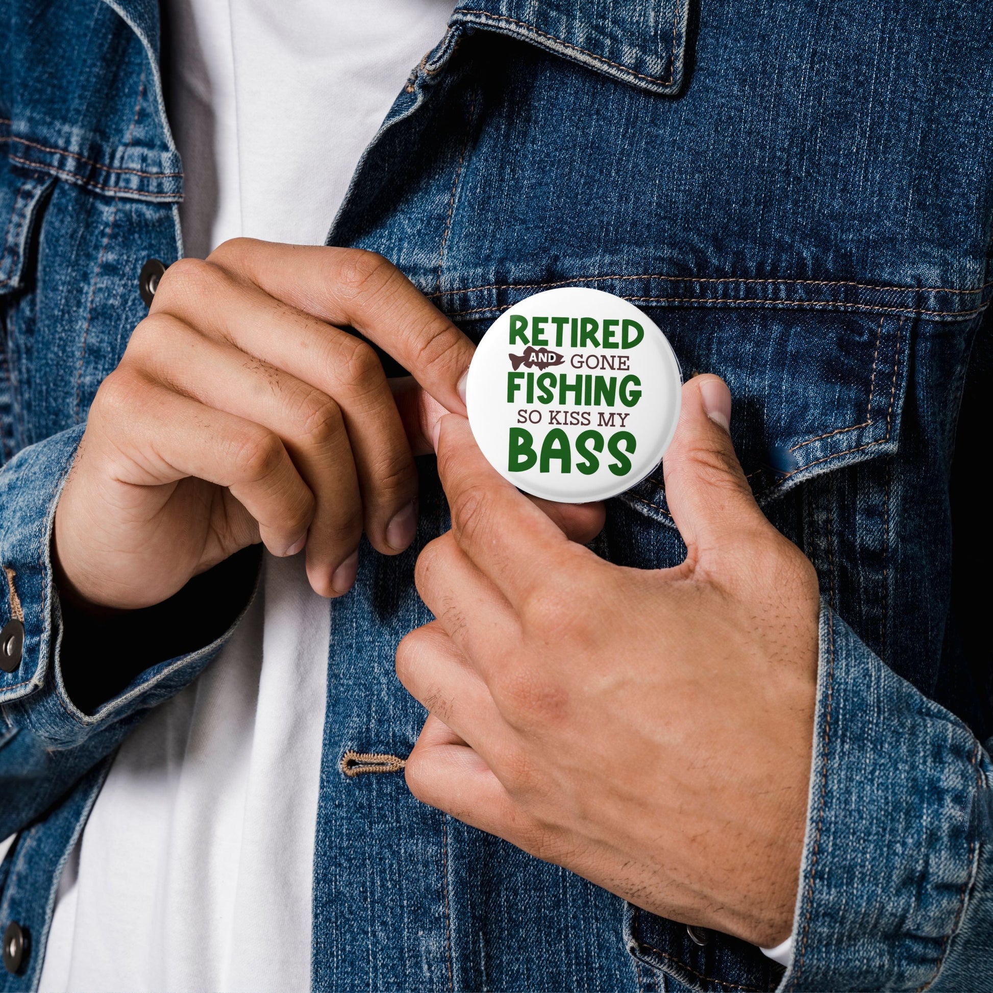 Celebrate retirement with our fishing pin badge! A funny gag gift for any retirement party. Perfect for the avid fisherman!